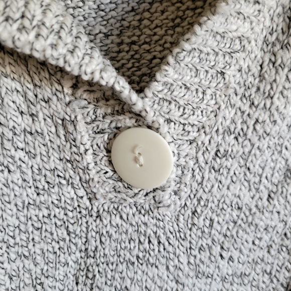 OHI Short Sleeve V Neck with Collar and 1 White Button Sweater NWOT Size Small - Picture 3 of 4